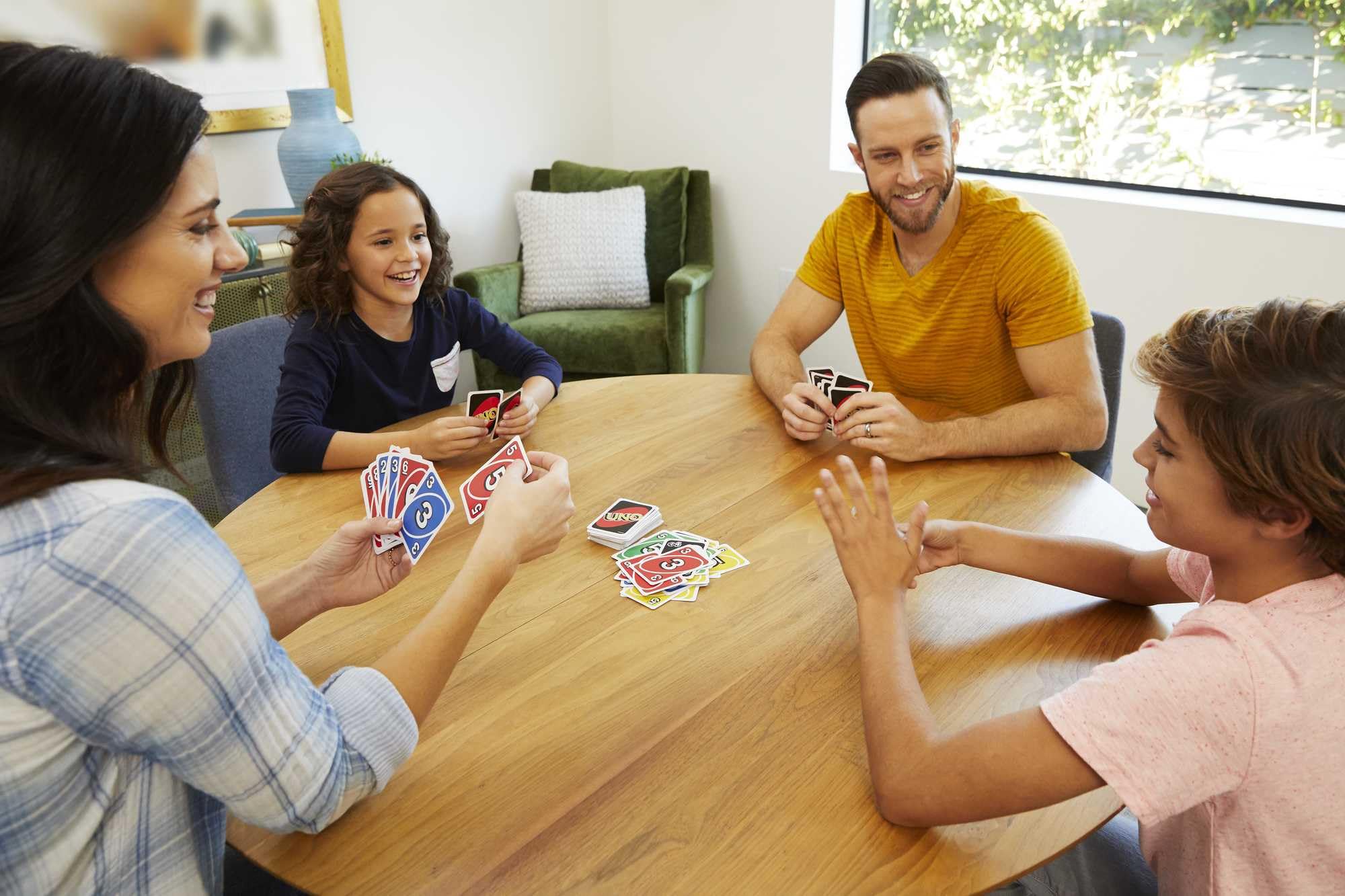 Mattel Games UNO Classique, Jeu De Cartes Familial pour Enfants Et Adultes, Jeu De Société pour Soirée Jeux en Famille Ou en Voyage, 2 À 10 Joueurs, Jouet pour Enfant de 7 Ans et Plus, W2087 – Image 5